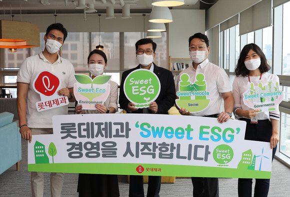 롯데제과 민명기 대표이사(가운데)와 임직원들이 본사에서 'Sweet ESG 경영'을 선포식을 가진 뒤 기념촬영을 하고 있다. ⓒ 롯데제과