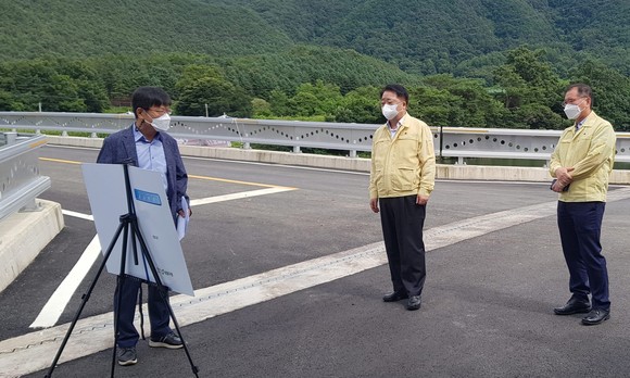 한범덕 청주시장이 지난 19일 수해복구사업 준공 현장을 점검 하고 있다. ⓒ 청주시