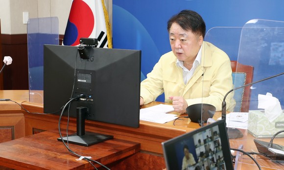 한범덕 청주시장이 지난 19일 온라인 영상회의로 열린 주간업무 보고회에서 발언하고 있다. ⓒ 청주시