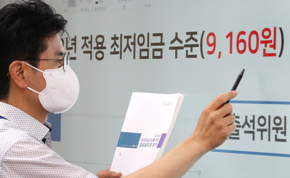 내년도 시간당 최저임금이 올해보다 5.1% 오른 시간당 9천160원으로 결정되면서 50인 미만 소규모 사업장 영세 중소기업주들은 이중고를 겪고있다. ⓒ 연합뉴스