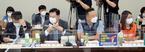 중기중앙회는 지난 19일 고용노동부에 2022년 최저임금안에 대한 이의 제기서를 제출했다. ⓒ 연합뉴스