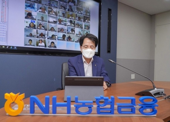 손병환 NH농협금융지주 회장이 지난 22일 서울 중구 NH농협금융지주 본사에서 화상으로 하반기 경영전략회의를 주재하고 있다. ⓒ NH농협금융