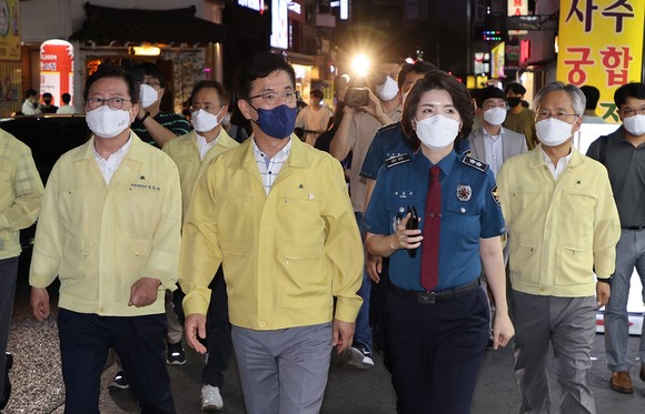 허태정 대전시장은 지난 23일 송정애 대전경찰청장과 코로나19 사회적 거리두기 관계기관과 합동 현장점검을 하고 있다. ⓒ 대전시