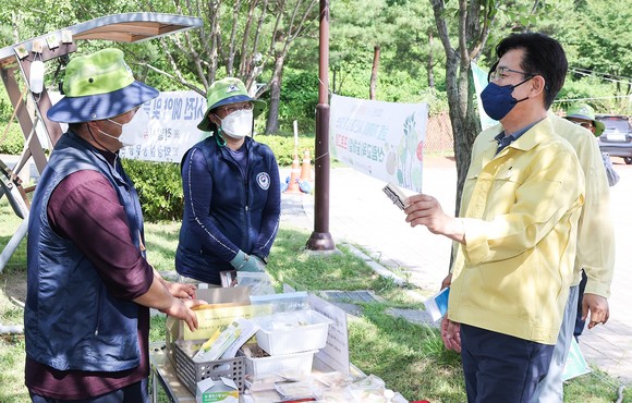 허태정 대전시장이 24일 대청호 인근 금강로하스가족캠핑장을 방문해 코로나 19 방역상황을 점검했다. ⓒ 대전시