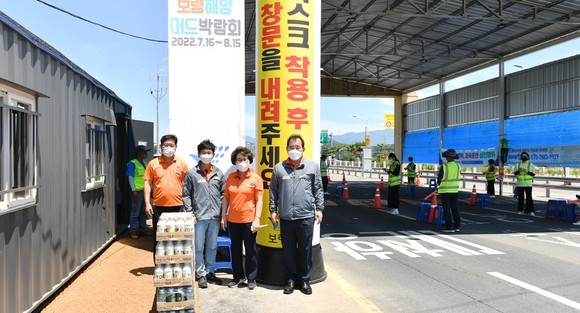 해수욕장 코로나19 검역소을 방문해 근무자들을 격려 후 기념촬영을 하고 있다. ⓒ 의회사무국
