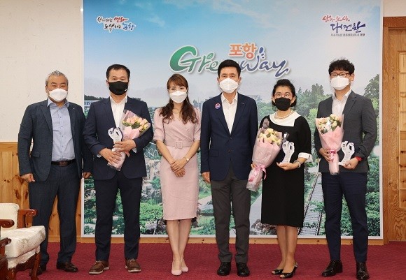 이강덕 포항시장은 지난 22일 포항시청에서 우리다같이보아요 시력지킴이eye 5명에게 표창패를 수여했다.(왼쪽부터 이준억 시력지킴이eye 회장, 박상광 포항극동오토카렌트카 대표(후원회원), 최영란 시력지킴이eye 홍보부장, 이강덕 포항시장, 김순자 아이케어원장(후원회원), 장종연 시력지킴이eye 회원. ⓒ 포항시