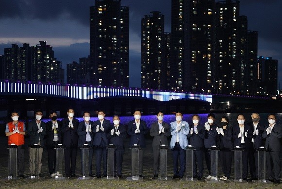 포항시는 지난 22일 화려한 LED로 새롭게 단장한 연일대교 경관조명 점등식을 개최했다. ⓒ 포항시