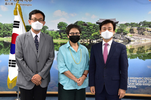조규일 진주시장이 김홍남 前 국립중앙박물관장, 장상훈 국립진주박물관장과 함께 기념촬영을 하고 있다. ⓒ 진주시