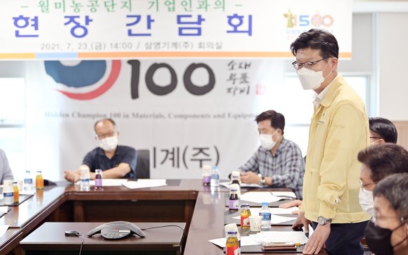 김정섭 시장은 지난 23일 주요 사업장 현장 방문지로 월미농공단지를 찾아 기업인과 간담회를 개최해 입주기업 애로사항을 청취했다. ⓒ 공주시