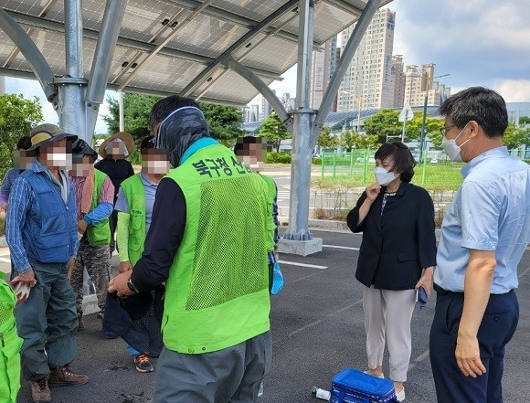 라정기 북구청장은 27일 흥해읍 성곡리 소재 '경관작물 조성단지'를 방문하고 관계자들을 격려했다. ⓒ 북구청