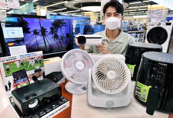 홈플러스가 '홈 관중'을 위해 TV·빔 프로젝터 등 가전제품을 할인해 판매하는 '집관 필수 가전 기획전'을 연다. © 홈플러스