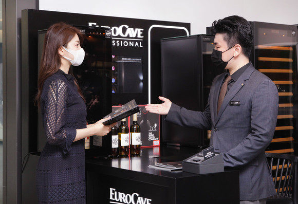 캐리어냉장이 내달 19일까지 고메이494 한남에 있는‘프리미엄 와인셀러 팝업스토어'에서 프리미엄 와인셀러인 '유로까브 프로페셔널'과 장기숙성용 와인셀러 '아르떼비노'를선보인다. © 캐리어냉장