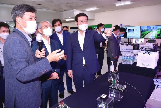 이용섭 광주광역시장이 27일 오후 광산구 하남산단 ㈜위니아전자 본사에서 열린 '지역산업과 인공지능반도체 만남의 날' 행사에 참석해 최기영 전 과학기술정보통신부장관 등 내빈들과 인공지능반도체 관련 제품을 살펴보고 있다.ⓒ 광주광역시