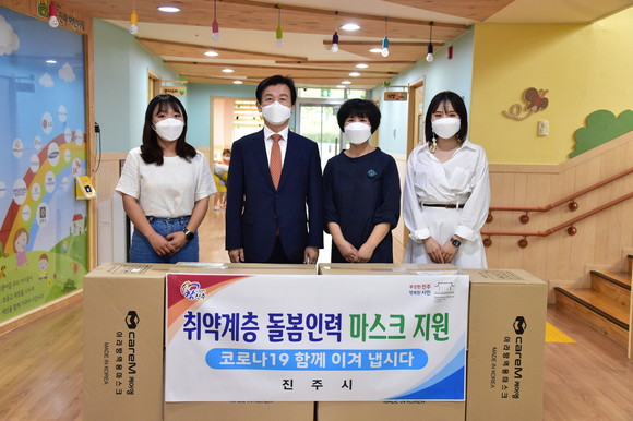 조규일 진주시장이 관내 어린이집을 방문해 KF94 마스크를 전달하고 있다. ⓒ 진주시