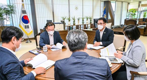 장충남 남해군수가 김부겸 국무총리를 만나 남해~여수 해저터널과 국도3호선 4차로 확장사업 국가계획 반영을 건의하고 있다. ⓒ 남해군
