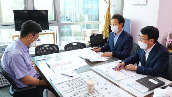 왼쪽 기획재정부 허승철 국토교통예산과장, 오른쪽 두번째 김홍장 당진시장. ⓒ 당진시