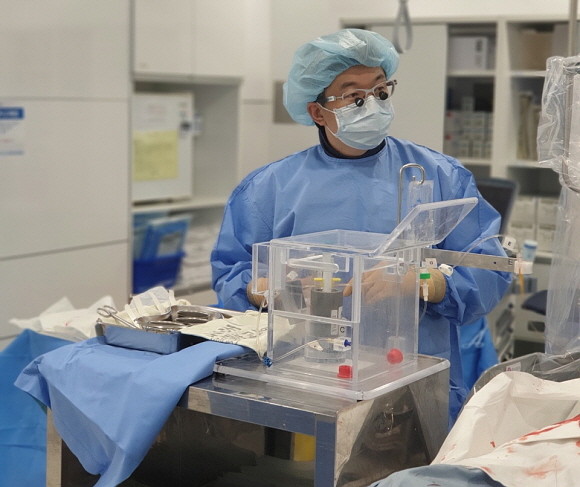 김효철 서울대병원 영상의학과 교수가 간암 환자를 대상으로 방사선색전술 시술을 하고 있다. © 서울대병원 간암센터