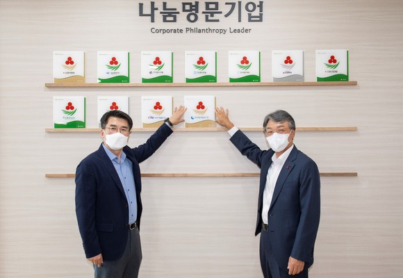 28일 한국중부발전이 충남사회복지공동모금회에서 "나눔명문기업"에 가입했다.(한국중부발전 김신형 기획관리본부장(좌), 충남사회복지공동모금회 성우종 회장(우)). ⓒ 중부발전