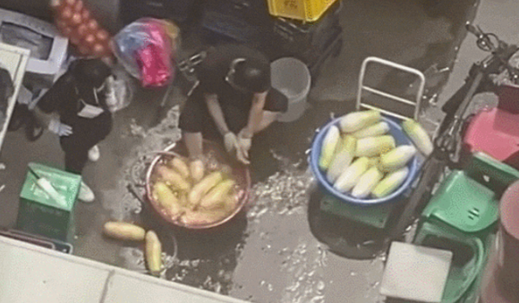 한 남성이 무를 닦던 수세미로 발을 닦는 장면이 포착된 영상 일부 갈무리. ⓒ 프라임경제