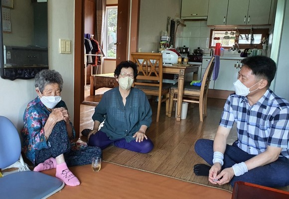 양보면 정재철 면장이 관내 취약계층 가구를 방문해 폭염과 코로나19로 지치고 소외된 마음을 위로하고 있다. ⓒ 하동군