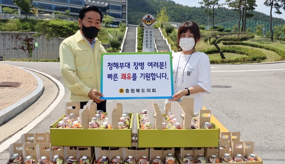 박문희 도의장이 29일 보은 생활치료센터를 방문해 청해부대 장병들에게 위문 격려품을 전달 후 기념촬영을 하고 있다. ⓒ 의회사무국