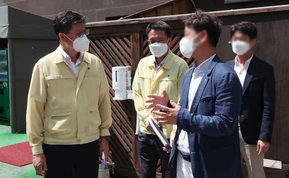 왼쪽부터 임택수 부시장, 김응오 경제정책과장, 현대백화점 관계자. ⓒ 청주시
