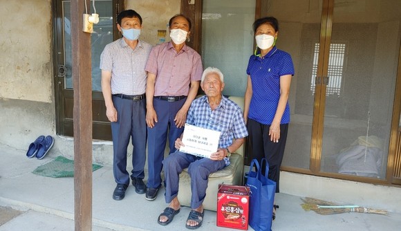금성면 지역사회보장협의체는 지난 28일 관내 장수어르신에게 의류를 전달 후 기념촬영을 하고 있다. ⓒ 제천시