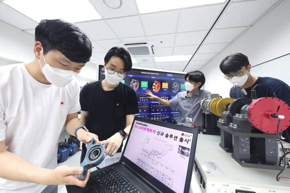 LG유플러스가 산업용 AI 전문 업체 원프레딕트와 함께 공장 설비의 고장·장애를 미리 진단하고 점검하는 신규 스마트팩토리 솔루션을 출시했다. ⓒ LG유플러스