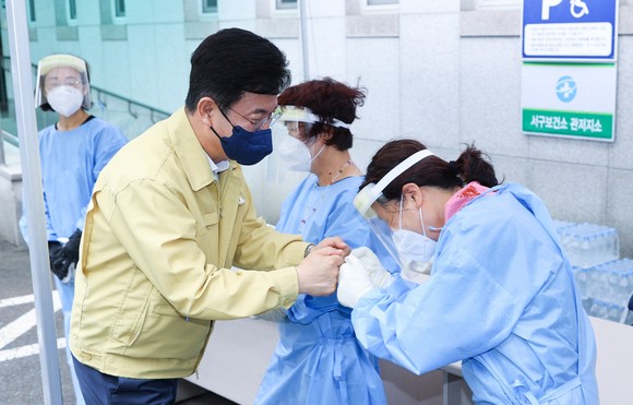 허태정 시장이 코로나19 차단 위해 임시선별진료소와 보건환경연구원 등을 찾아 직원들을 격려하고 있다. ⓒ 대전시