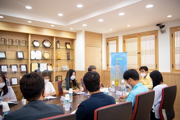 영덕군은 지난 29일 군청 소담실에서 군수와 함께하는 민원담당 공무원 소통 간담회를 개최해 민원서비스 향상을 위한 소통의 시간을 가졌다. ⓒ 영덕군청