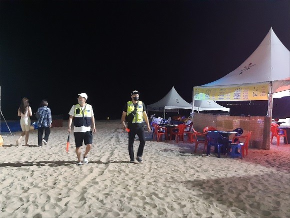 울진군 후포면은 후포자율방범대가 후포해수욕장 개장 기간인 오는 8월22일까지 야간 순찰 봉사활동을 실시한다고 밝혔다. ⓒ 울진군