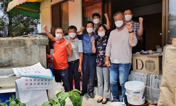 남현동주민자치위원회는 지난 29일 관내 저소득층의 주거환경 개선을 위해 도배, 장판 교체, 화장실 벽 등 집수리 봉사활동을 실시 후 기념촬영을 하고 있다. ⓒ 제천시
