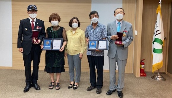 청주시는 지난 30일 6·25 전쟁에 참전해 무공을 세운 고(故)박종태 원사와 고(故)이성천 상병의 유족에게 무공훈장 전도 수여식을 개최 후 기념촬영을 하고 있다. ⓒ 청주시