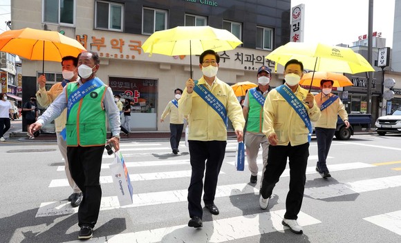 양승조 충남지사는 지난 30일 자율방재단과 함께 '도민과 함께하는 양산 쓰기' 거리 캠페인을 전개했다. ⓒ 충남도
