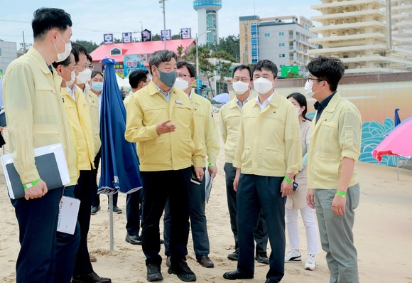 가세로 태안군수와 해양수산부 엄기두 차관이 지난 30일 만리포를 찾아 물놀이 안전대책을 논의했다. ⓒ 태안군