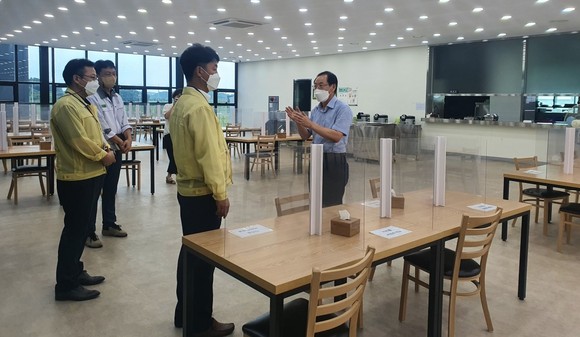 지난 30일 이교식 서천부군수가 장항국가생태산단 코로나19 방역상황 점검을 하고 있다. ⓒ 서천군