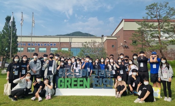 천안시태조산청소년수련관 청소년운영위원회 '청아한'이 단체 기념촬영을 하고 있다. ⓒ 천안시
