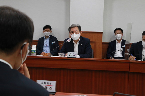 오태완 의령군수가 조해진 국회의원을 초청해 10가지 필수 숙원사업을 건의하고 있다. ⓒ 프라임경제