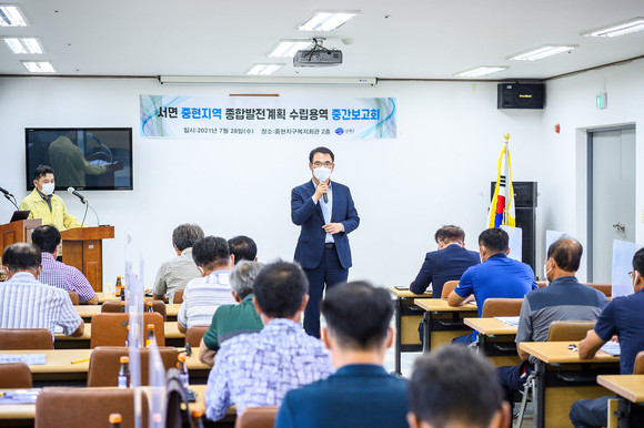 장충남 군수가 서면 중현지역 종합발전계획 용역 중간보고회를 개최하고 있다. ⓒ 남해군