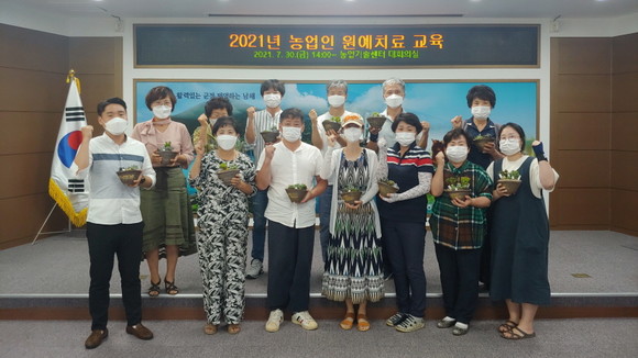 남해군이 2021년 농산물 가공기술 교육 통합과정 1기 수료식을 개최하고 있다. ⓒ 남해군