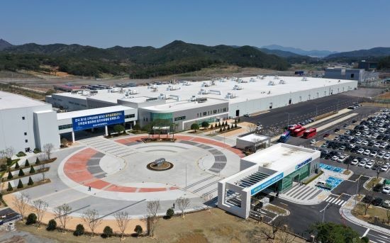 전국 최초의 지역 상생형 일자리 기업인 광주글로벌모터스(GGM)가 공장건설과 설비설치, 시 운전을 마치고 지난 4월5일부터 시험생산에 들어갔다. ⓒ 연합뉴스