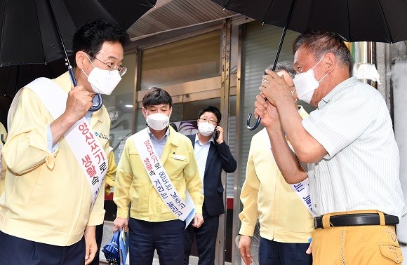 이철우 경상북도지사는 2일 예천군 소재 선별진료소, 무더위쉼터 등을 방문하고 폭염 예방을 위해 예천읍 주민과 함께하는 양산쓰기 캠페인을 추진했다. ⓒ 경북도