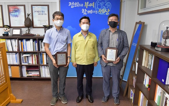 부여군은 지난 29일 이상근 문화유산회복재단 이사장과 마라토너 전세환 선수에게 명예군민증을 수여 후 기념촬영을 하고 있다. ⓒ 부여군
