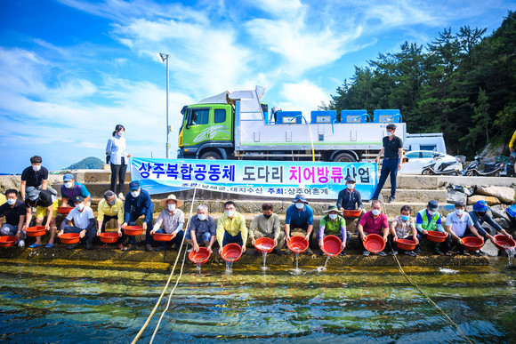 남해군이 도다리 치어를 방류하고 있다. ⓒ 남해군