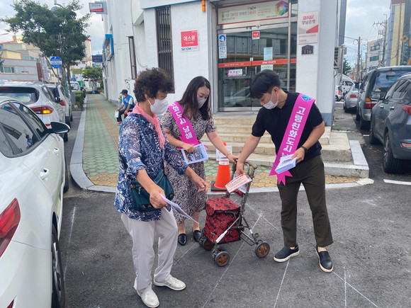 남해군이 공유 실버카 거리 홍보를 하고 있다. ⓒ 남해군
