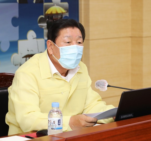 조근제 함안군수가 코로나19 4단계 격상에 모든 행정력을 투입해 총력 대응할 것을 주문하고 있다. ⓒ 함안군
