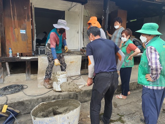 새마을지도자 함안군협이 사랑의 집 고쳐주기 사업을 진행하고 있다. ⓒ 함안군