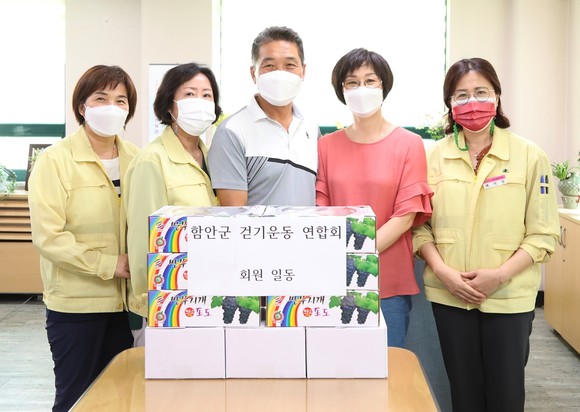 함안군 걷기운동연합회가 보건소에 위문품을 전달하고 있다. ⓒ 함안군