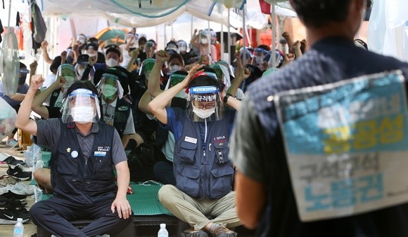 지난 30일 원주 혁신도시에 위치한 건보공단 앞 노숙농성장에 고객센터 노조 100여명이 참여했다. ⓒ 연합뉴스