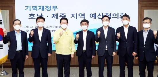 조인철 광주광역시 문화경제부시장(왼쪽 여섯번째)이 4일 전남도청에서 열린 기획재정부와 호남‧제주권역 예산협의회에 참석해 기재부 안도걸 2차관(왼쪽 네번째) 등 참석자들과 기념촬영을 하고 있다. ⓒ 광주광역시